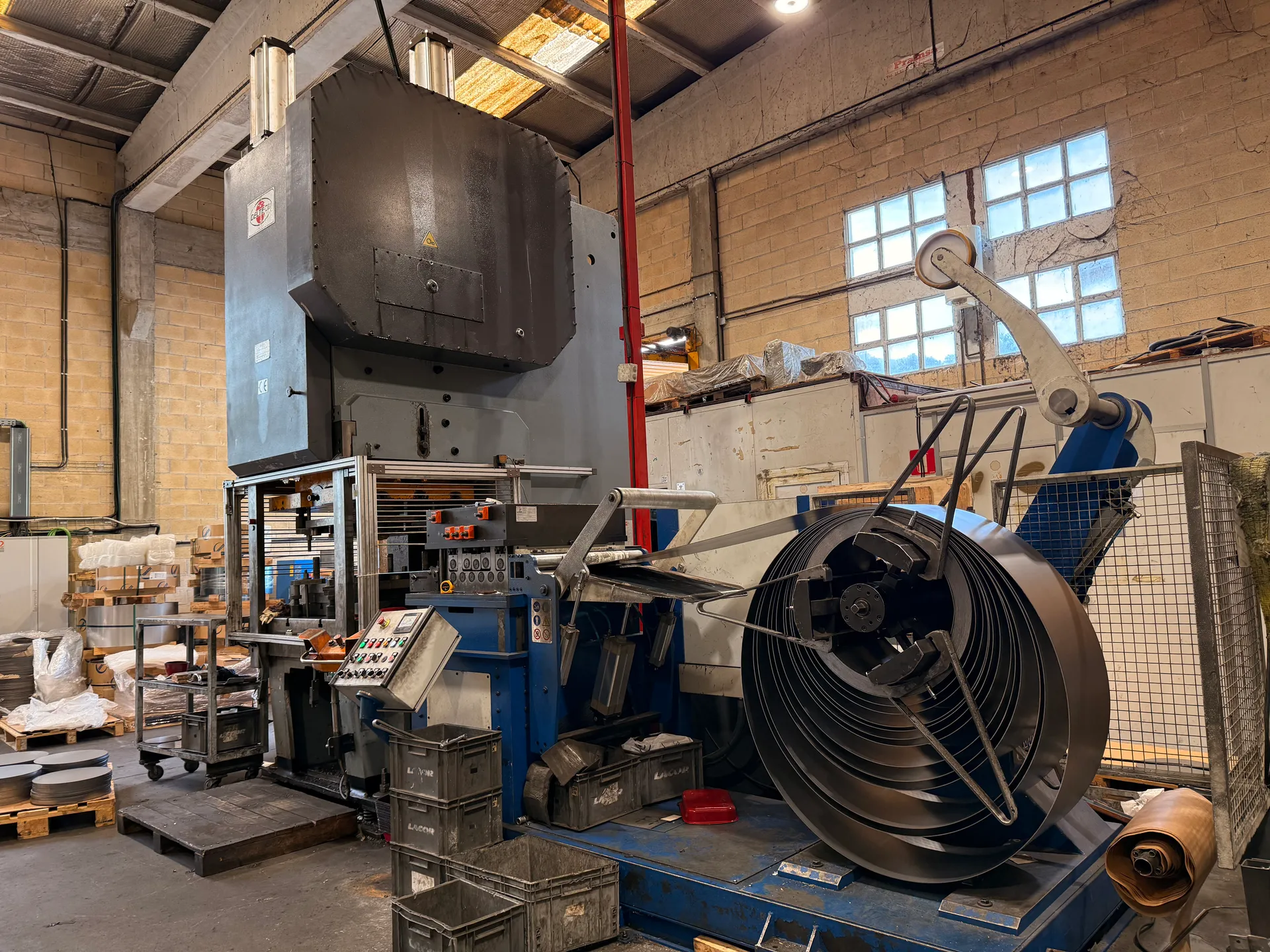 Prensa industrial de 300 toneladas en el taller de Tabomar